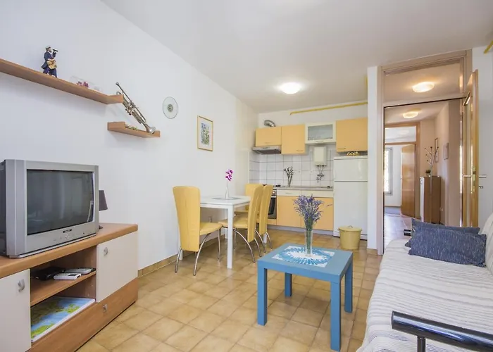 Apartment By The Sea - 13401 *